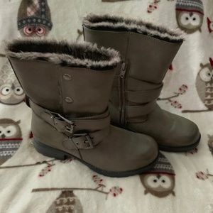 Women Gray Lined Fashion Boots Size 7.5 Low Heel Faux Fur